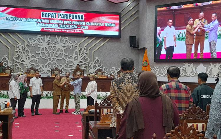 Arton S Dohong dan Riska Agustin Pimpinan Sementara DPRD Kalteng
