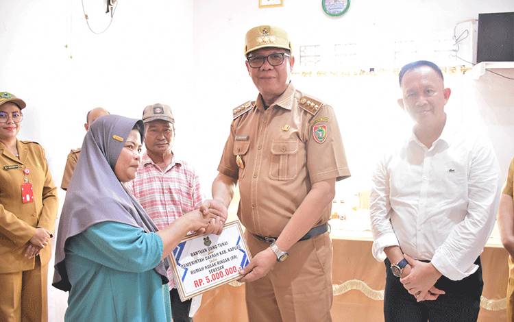 Pj Bupati Kapuas Salurkan Bantuan untuk Warga Terdampak Kebakaran Rumah
