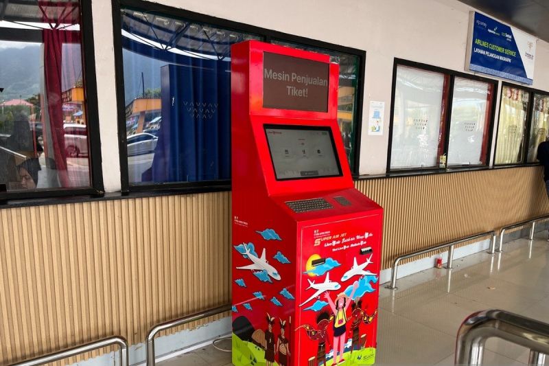 Layanan pembelian tiket bersifat mendesak atau Go Show yakni Ezy Tix yang saat ini ada di Bandara Sentani (ANTARA/Yudhi Efendi)