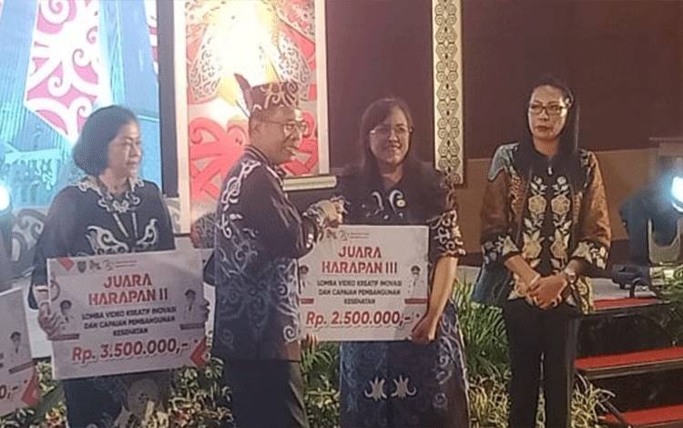Dinkes Kapuas Terima Penghargaan Lomba Video Kreatif di Acara Rakerkesda 2024