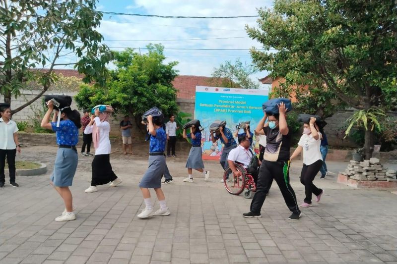 Para siswa SLB Negeri 2 Denpasar saat mengikuti simulasi kedaruratan gempa bumi di Denpasar, Rabu (28/8/2024). ANTARA/Ni Luh Rhismawati