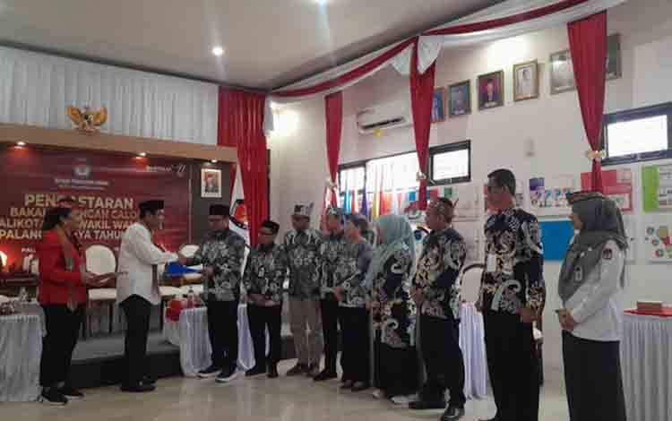 Rojikinnor dan Vina Panduwinata Pendaftar Pertama di KPU Palangka Raya