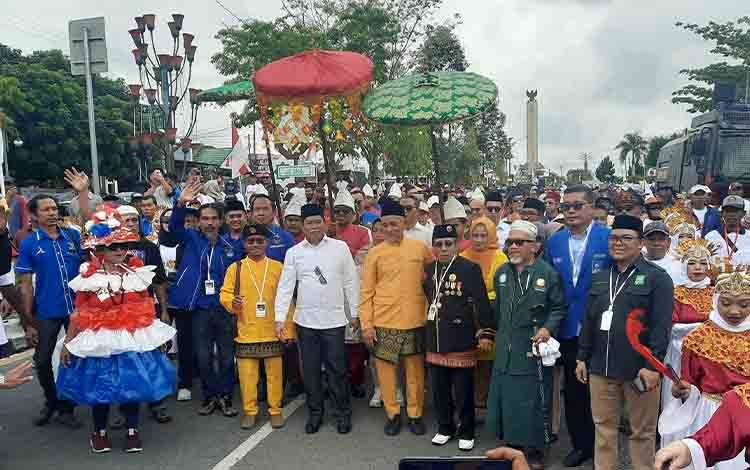 Pendukung Antarkan Rahmat Hidayat - Eko Soemarno Mendaftar ke KPU Kobar