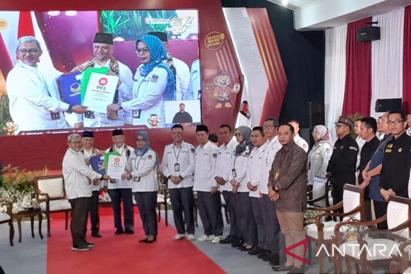 Pasangan calon gubernur dan wakil gubernur Ahmad Syaikhu dan Ilham Habibie memberikan secara simbolis berkas pendaftaran pada KPU Jabar di Gedung KPU Jabar, Kamis (29/8/2024). (ANTARA/Ricky Prayoga)