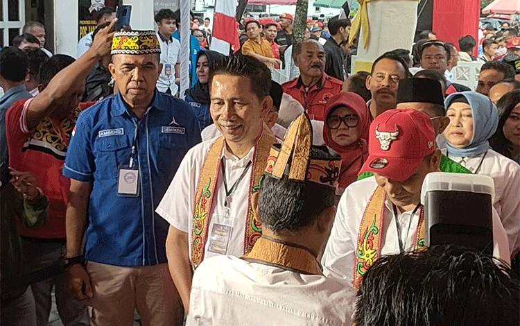 Kompak Kenakan Kemeja Putih, Nadalsyah-Supian Hadi Tiba di KPU Kalteng
