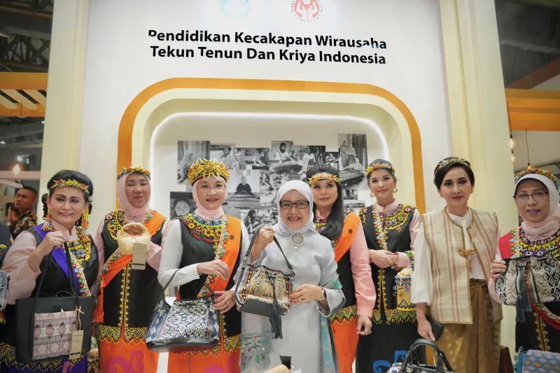 Ibu Wakil Presiden (Wapres) Wury Maruf Amin mengapresiasi hasil karya para lulusan Pendidikan Kecakapan Wirausaha (PKW) Kementerian Pendidikan, Kebudayaan, Riset, dan Teknologi (Kemendikbudristek) pada Pameran Kriyanusa 2024 di Jakarta Convention Center (JCC), Senayan,  Jakarta Pusat, Rabu (28/8/2024). ANTARA/HO-BKHM Kemendikbudristek