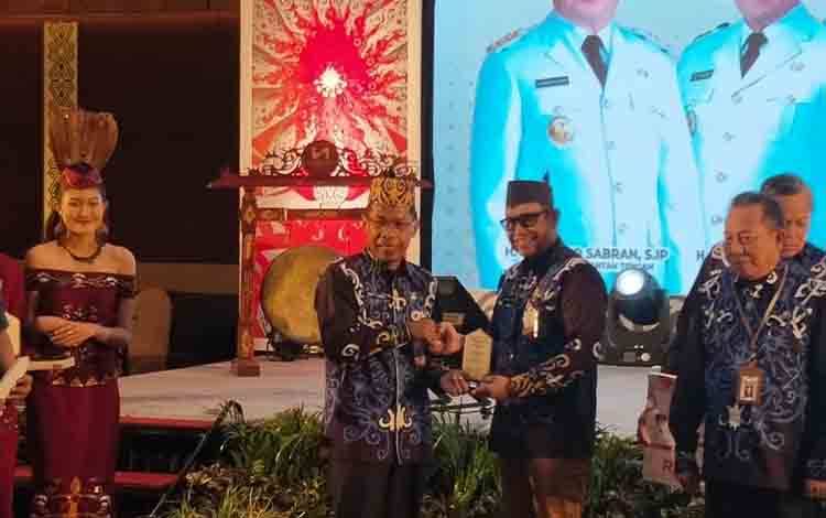 Dinas Kesehatan Palangka Raya Raih Dua Penghargaan di Rakerkesda 2024