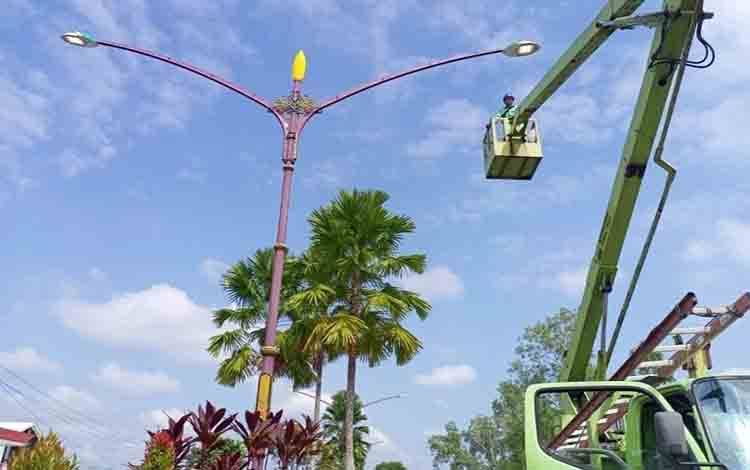 Disperkimtan Palangka Raya Jaga Penerangan Jalan Tetap Optimal