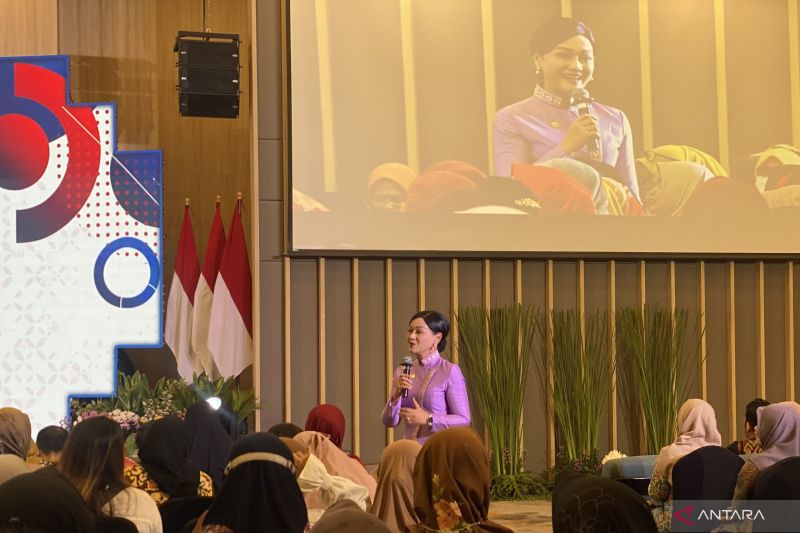 Kepala Eksekutif Pengawas Perilaku Pelaku Usaha Jasa Keuangan, Edukasi, dan Pelindungan Konsumen OJK Friderica Widyasari Dewi dalam acara Perempuan Pejuang Ekonomi Keluarga di Surabaya, Jawa Timur, Jumat (30/8/2024). (ANTARA/Astrid Faidlatul Habibah)