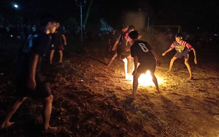 Pertandingan Eksebisi Sepak Sawut Diadakan pada Festival Budaya Nansarunai Jajaka