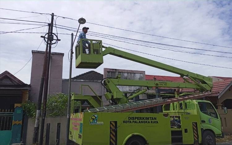 Tim PSU Disperkimtan Palangka Raya Perbaiki Jaringan dan Ganti Lampu PJU di Beberapa Lokasi