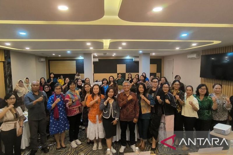 Anggota Bawaslu Kota Denpasar Dewa Ayu Agung Manik Oktariani bersama perwakilan komunitas perempuan dalam Rapat Pengawasan Pemilihan Serentak di Denpasar, Sabtu (31/8/2024) . ANTARA/Ni Luh Rhismawati.