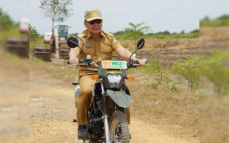 Mengendarai Sepeda Motor, Sugianto Sabran Tinjau Food Estate di Dadahup