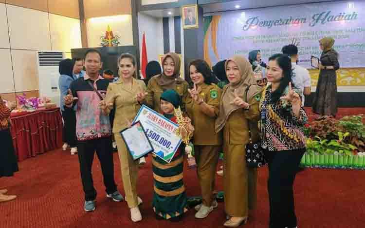 Kepala Kemenag Kapuas Apresiasi Siswi Madrasah Raih Prestasi di Lomba Bertutur Tingkat Provinsi
