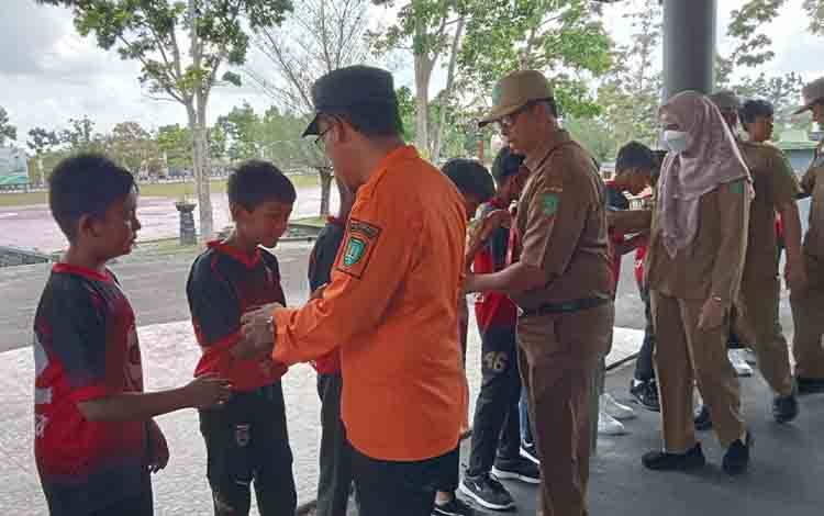 Pj Bupati Sukamara Lepas 11 Altet Sepak Bola Ikuti BLISPI Youth Cup Road To Seri Nasional U - 12