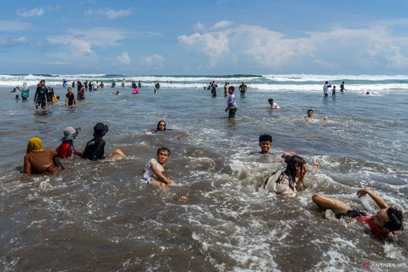 Pengunjung berwisata di Pantai Parangtritis, Bantul, D.I Yogyakarta, Sabtu (13/4/2024). Dinas Pariwisata Bantul menargetkan jumlah kunjungan wisata di Kabupaten Bantul selama libur lebaran 2024 sebanyak 135 ribu wisatawan. ANTARA FOTO/Andreas Fitri Atmoko/agr/foc.