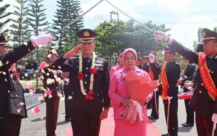 Upacara Pedang Pora Lepas Masa Purna Bakti Anggota Polres Kapuas