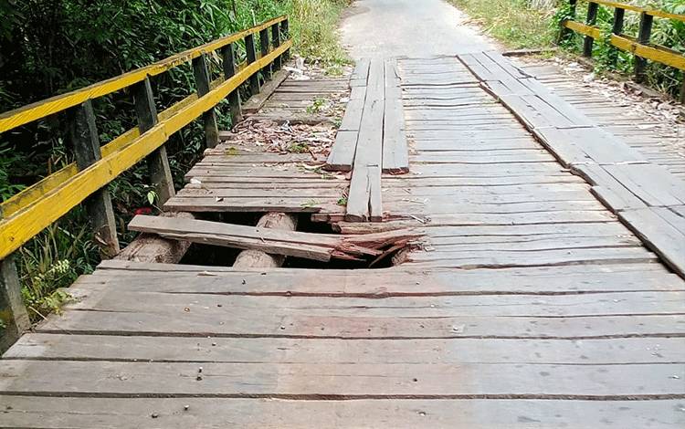 Dinas PUPR Bartim Pastikan Jembatan Rusak di Desa Bangkirayen Diperbaiki Pekan Ini