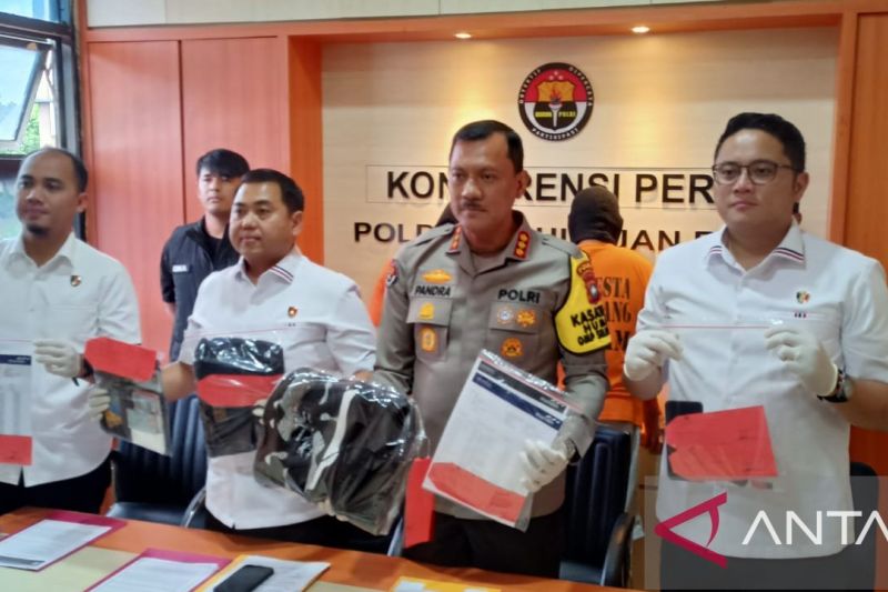 Dirkrimum Polda Kepri Kombes Pol. Donny Alexander (tengah) memperlihatkan barang bukti kejahatan hipnotis terhadap lansia di Kota Batam, Rabu (4/9/2024). ANTARA/Laily Rahmawaty