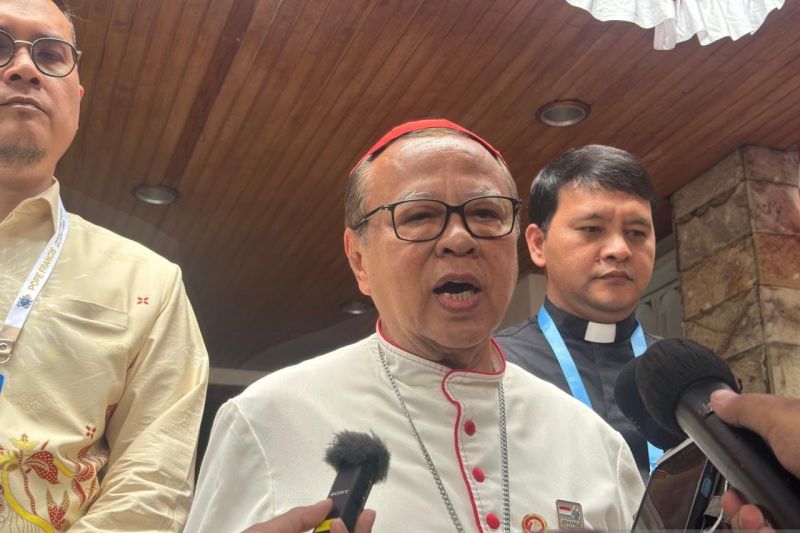 Uskup Agung Ignatius Kardinal Suharyo Hardjoatmodjo berbicara kepada wartawan di Katedral Jakarta, Rabu (4/9/2024). (ANTARA/Cindy Frishanti)