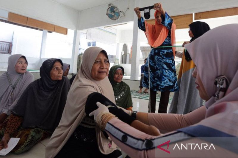Arsip Foto - Petugas puskesmas memeriksa kesehatan warga lansia di posyandu. (ANTARA FOTO/Irwansyah Putra/nz/am)