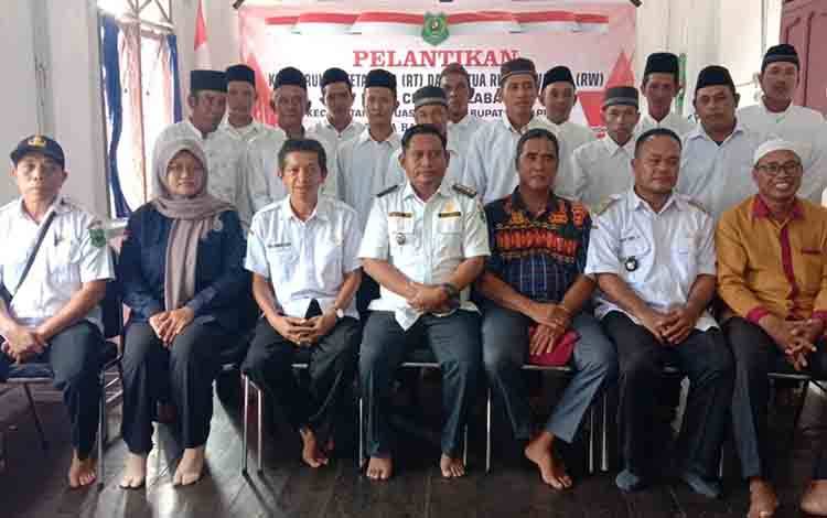 Ini Pesan Camat kepada Ketua RT dan RW Desa Cemara Labat yang Baru Dilantik