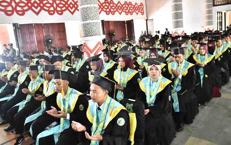 Ratusan Mahasiswa STAI Kapuas Diwisuda