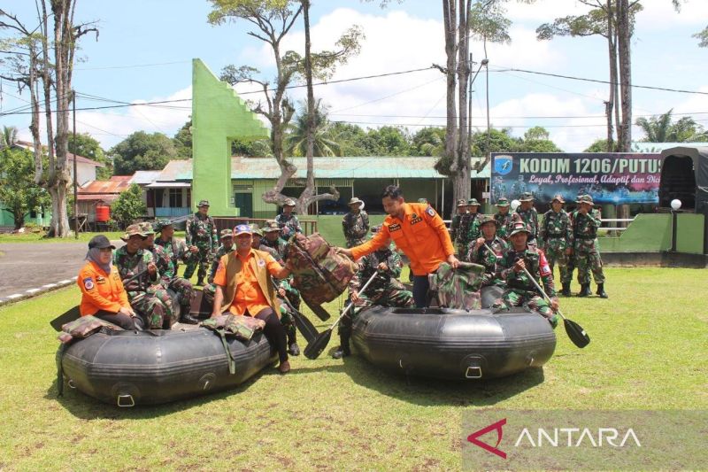 Kodim Putussibau melakukan simulasi reaksi cepat penanggulangan bencana banjir termasuk pertolongan pertama kepada warga terdampak banjir di wilayah Kabupaten Kapuas Hulu, Provinsi Kalimantan Barat. (ANTARA/Teofilusianto Timotius)