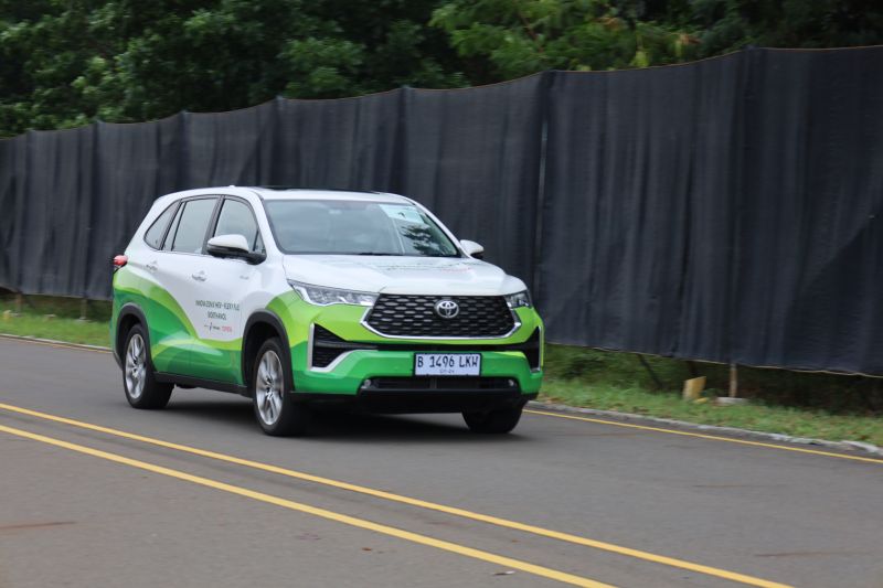 Kijang Innova hybrid yang menggunakan energi bioetanol pada area fasilitas manufaktur Toyota di Karawang, Jawa Barat, Kamis (5/9/2024). (ANTARA/HO/TMMIN)