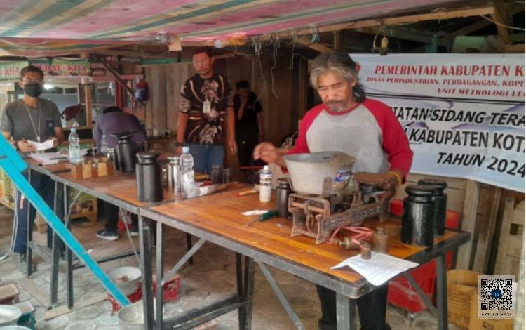 Disperindagkop UKM Kobar Tera Ulang Timbangan di Pasar Tradisional