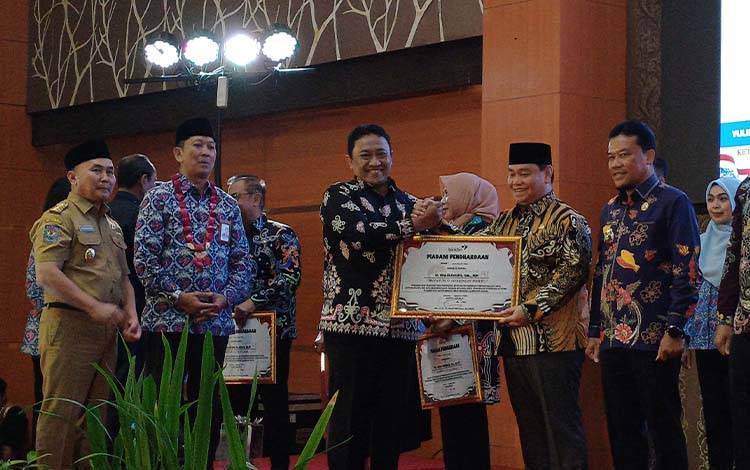 Pemkab Kotim Terima Penghargaan Teraplikatif Pertama Intervensi Serentak Penurunan Stunting di Kalteng