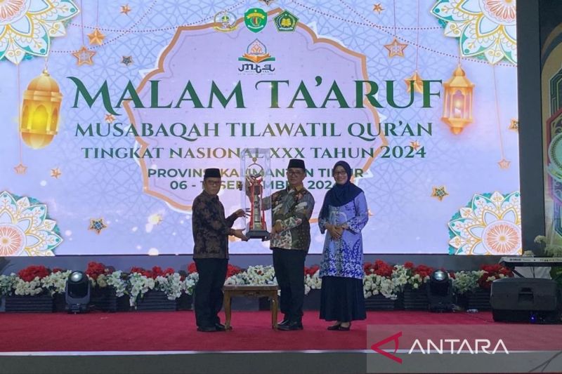 Pj Gubernur Kaltim Akmal Malik (tengah) didampingi Sekda Sri Wahyuni bersama Dirjen Binmas Islam Kamaruddin Amin (kiri), saat malam taaruf MTQN XXX di Gedung Odah Etam, Samarinda, Sabtu (7/9/2024). ANTARA/Ahmad Rifandi