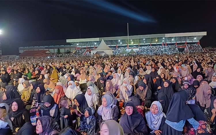 Kedatangan Ustad Abdul Somad, Stadion 29 Nopember Sampit Jadi Lautan Manusia