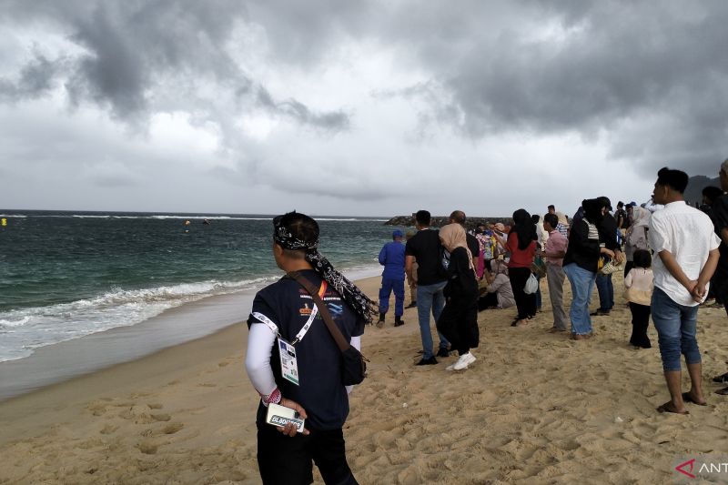 Sejumlah penonton dan ofisial menunggu para atlet Dayung nomor Stand Up Paddle untuk bertanding pada partai Final di Pantai Pulo Kapuk, Kecamatan Lhoknga, Kabupaten Aceh Besar, Senin (9/9/2024). ANTARA/Muhammad Zulfikar.