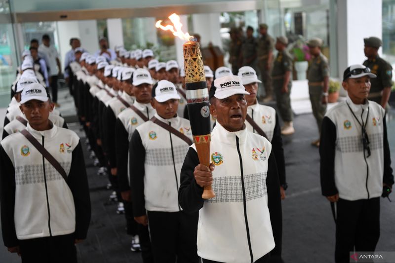 Sejumlah peserta Kirab Api PON XXI Aceh-Sumut 2024 membawa obor setibanya di Kantor Gubernur Sumatera Utara di Kota Medan, Sumatera Utara. ANTARA FOTO/Jessica Wuysang