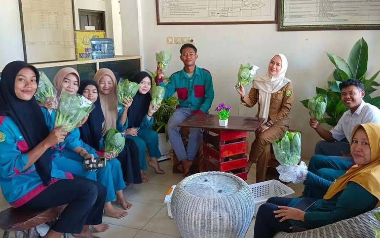 Lurah Kalampangan Beri Siswa SMK 7 Palangka Raya untuk Bekali Diri dengan Keahlian Pertanian