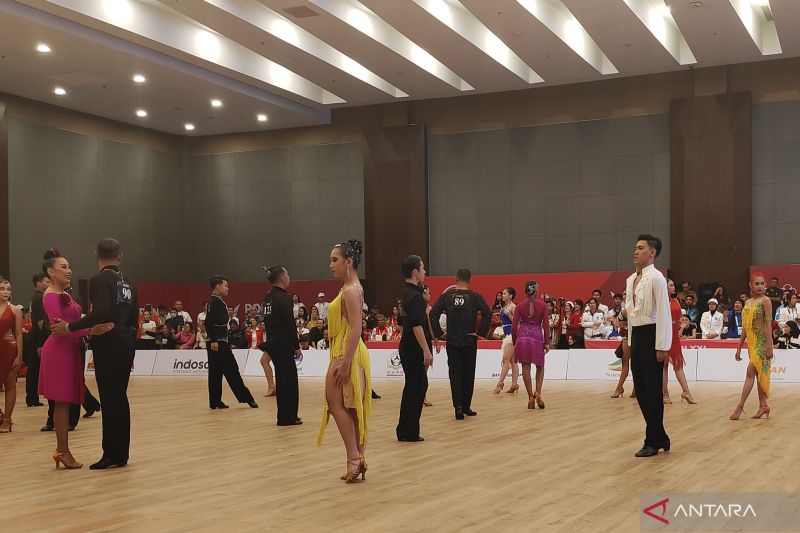 Sejumlah peserta sedang melakukan pemanasan sebelum melakukan pertandingan dancesport di Hotel Santika Dyandra Convention, Kota Medan, Selasa (10/9/2024). ANTARA/Ilham Kausar