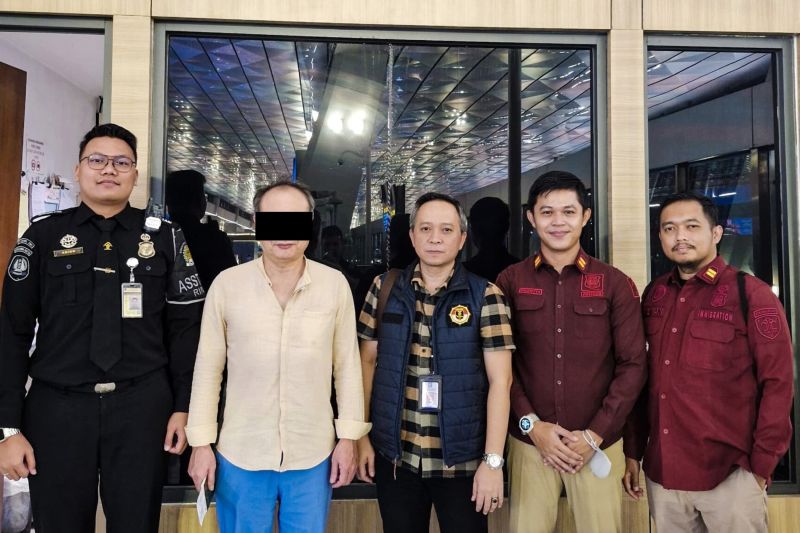 Imigrasi Palangka Raya Deportasi WN Korea Selatan. (ANTARA/HO-Kantor Imigrasi Kelas I Non TPI Palangka Raya)