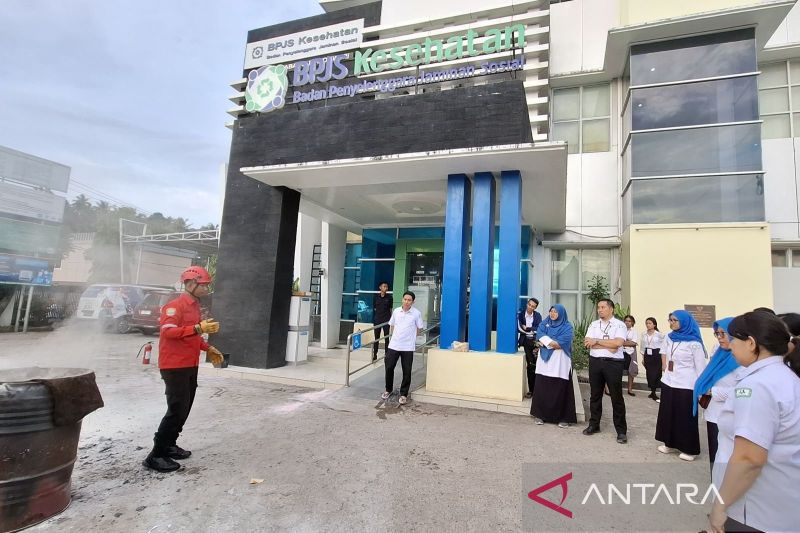 Petugas SAR Basarnas Manokwari saat memberikan pelatihan K3 pada karyawan BPJS Kesehatan Manokwari ANTARA/Ali Nur Ichsan