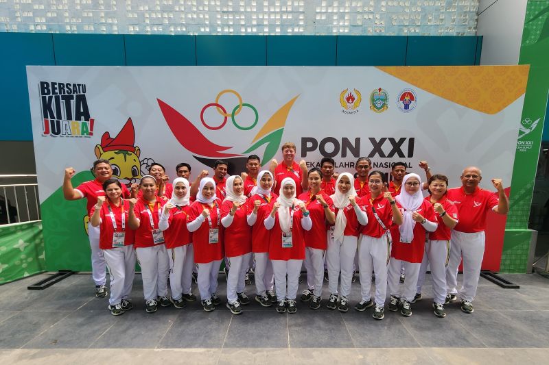 Juri loncat indah PON 2024 Aceh-Sumatra Utara berfoto bersama di Kolam Renang Selayang, Medan, Sumatera Utara, Rabu (11/9/2024). (ANTARA/Muhammad Ramdan)