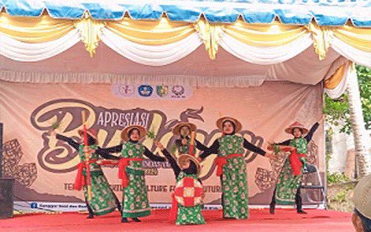 Tari Manggetem Parei Siswa MIN 5 Palangka Raya Raih Juara III
