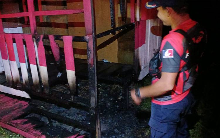Pos Siskamling Jalan Rajawali VIII A 1 Terbakar