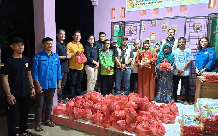 Ketua KNPI Barito Timur Barito Timur Beri Bantuan Bahan Pokok 104 KK Terdampak Banjir di Pematang Karau