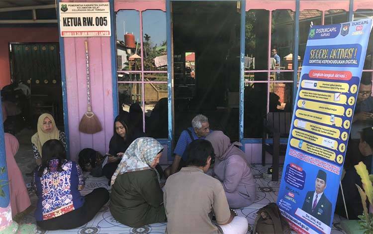 Ratusan Warga Kelurahan Selat Tengah Aktivasi IKD