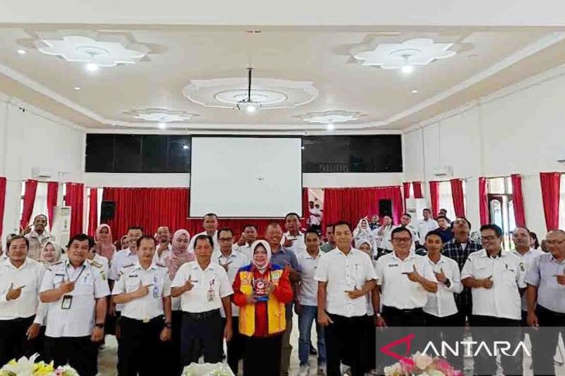Asisten Adiministrasi Umum Setda Barito Selatan Mirwansyah berfoto bersama usai acara pembukaan di Buntok, Rabu (11/9/2024). ANTARA/Bayu Ilmiawan