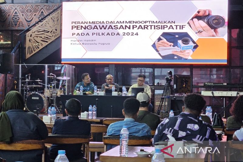 Ketua Bawaslu Papua Hardin Halidin (tengah) bersama Wartawan Senior Syamsuddin Levi (kanan) saat menyampaikan materi pada kegiatan Media Gathering, di Kota Jayapura, Papua, Kamis (12/9/2024). ANTARA/Qadri Pratiwi