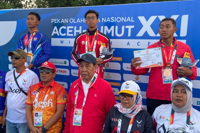 Atlet asal Aceh Muhammad Iqbal (tengah atas) saat menerima medali emas selam nomor 200 meter bifins pada ajang PON XXI Aceh-Sumut di Kolam Renang Tirta Raya, Banda Aceh, Kamis (12/9/2024). (ANTARA/Khalis Surry)