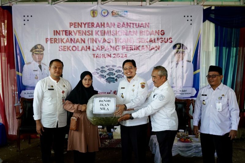 Bupati HST Aulia Oktafiandi (tengah) menyerahkan secara simbolis bantuan benih ikan kepada penerima manfaat di Desa Banua Budi, Kecamatan Barabai, Hulu Sungai Tengah, Kalimantan Selatan, Rabu (11/9/2024). (ANTARA/HO-Pemkab HST)