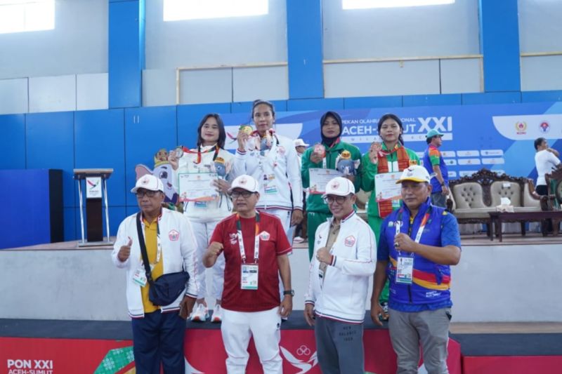 Tim kurash putri Jakarta pada pengalungan medali di dalam Pekan Olahraga Nasional (PON) XXI/2024 Aceh-Sumatera Utara di Jantho Sport Centre, Aceh Besar, Kamis (12/9/2024). ANTARA/HO-Delegasi Teknis Kurash PON XXI