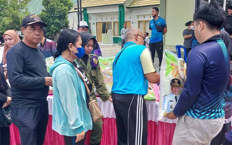 Pemprov Kalteng Gelar Pasar Murah untuk Mahasiswa dan GTT Hingga PTT Tingkat SMA di Kapuas